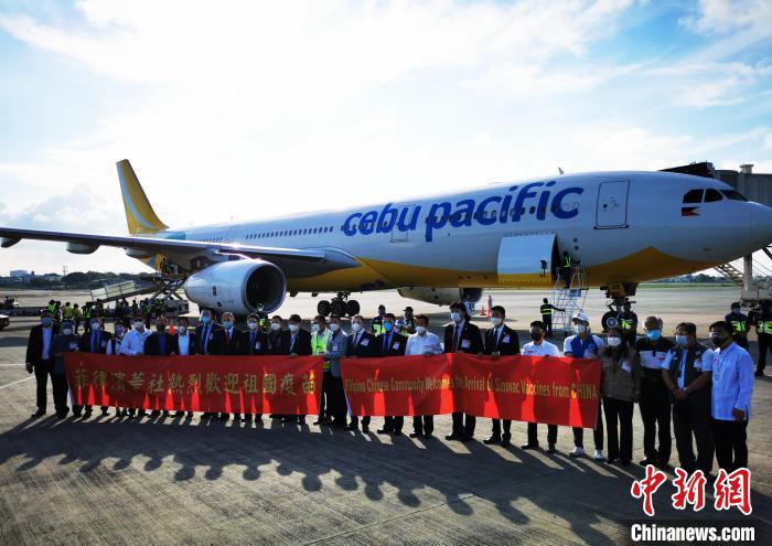 中国驻菲使馆临时代办檀勍生、菲应对疫情总协调人加尔维兹、卫生部长杜克、菲抗疫委总指挥林育庆等迎接。　关向东 摄