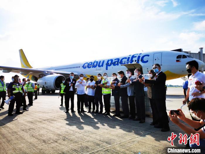 菲中十多家媒体现场报道。　关向东 摄