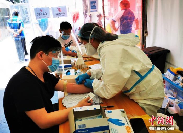 当地时间4月25日，菲律宾恩典检测中心，准备乘坐赴华航班的旅客在接受血检抽血。<a target='_blank' href='http://www.chinanews.com/'>中新社</a>记者 关向东 摄