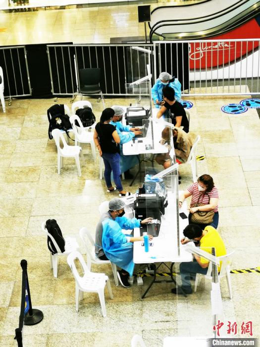 10月4日，菲卫生部与菲律宾娱乐和游戏公司设立“接种疫苗赢百万比索”活动，市民积极登记接种。关向东 摄 