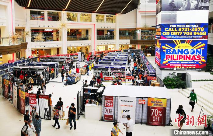 10月4日，菲律宾首都大马尼拉CBD马卡蒂一大型商场设置了大型折扣商品排挡促销，菲商业恢复提速。关向东 摄